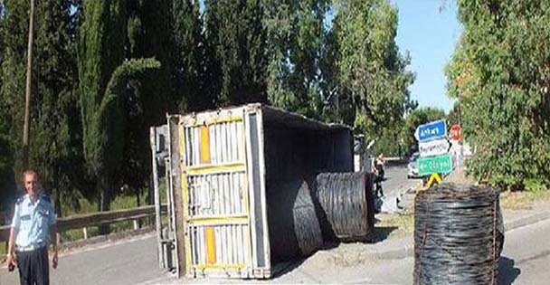 Demir makara yüklü TIR virajı alamadı