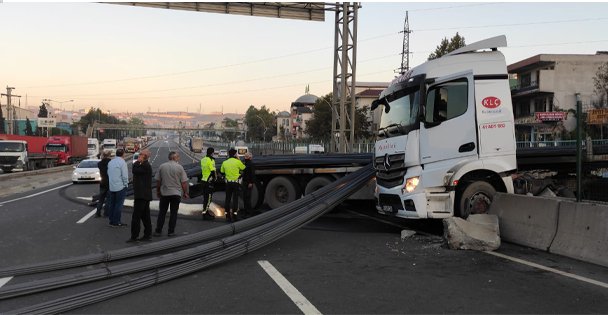 Demir Yüklü Tırın Devrilmesi Trafiği Aksattı