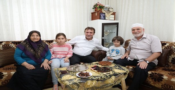 Demirci Çayırova'lı Hacıları Ziyaret Ediyor