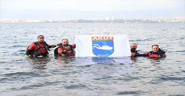 Deprem Şehitlerini Su Altında Andılar