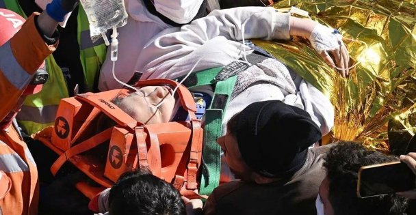 Depremden 248 saat sonra Aleyna'nın kurtarılmasına tanık olan Başkan Şayir, gözyaşlarına engel olamadı