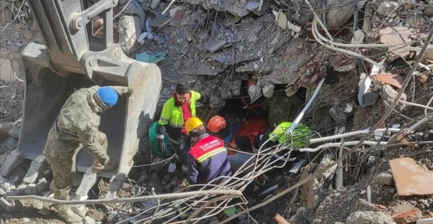 Depremin 227'nci saatinde sağ kurtarılan 74 yaşındaki Cemile Kekeç Ankara'ya sevk edildi
