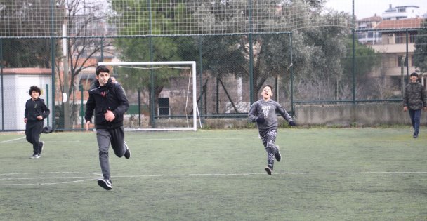 Depremzede çocuklar futbol oynayarak moral depoluyor