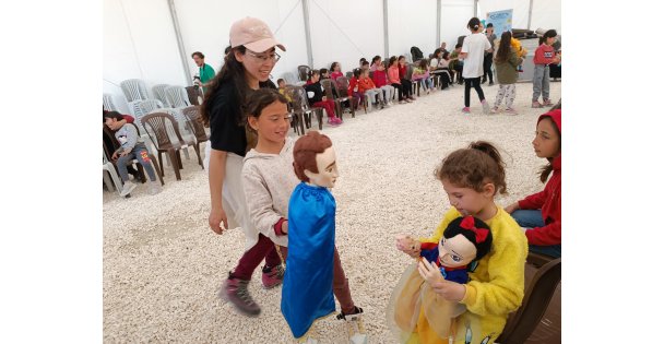 Depremzede çocuklara kukla gösterisi