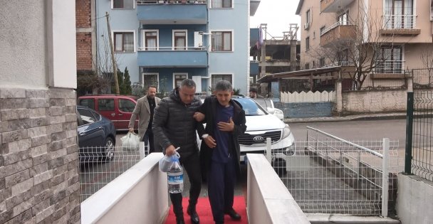Depremzede yaşlı çift, gazeteciler ve hayırseverler tarafından eve yerleştirildi  (VİDEOLU HABER)