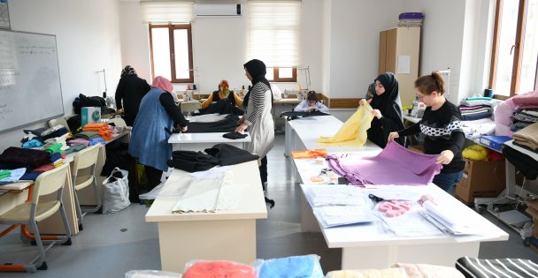 Depremzedeler için battaniye ve eşofman takımı üretiyorlar