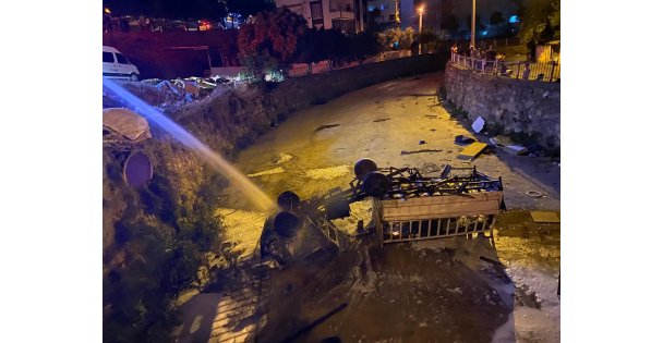 Dere yatağına düşen kamyonet alev aldı