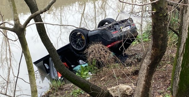 Dereye uçan otomobilin sürücüsü hayatını kaybetti