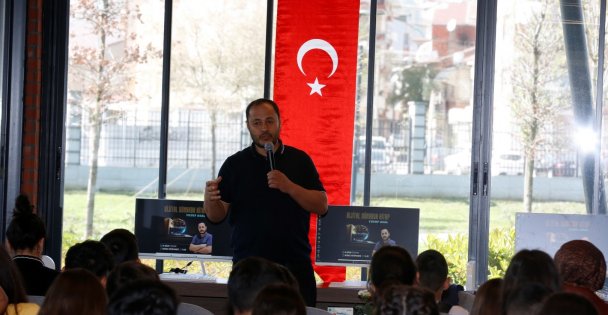 Derince Kütüphanesi'nde Gençlerle Söyleşiler Başladı