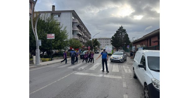 Ders zili çaldı, zabıta okul önlerinde tedbir aldı