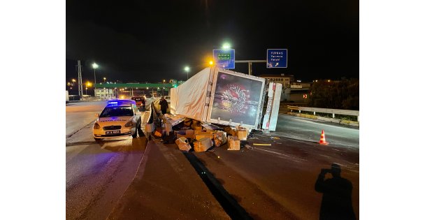 Devrilen kağıt yüklü tırın sürücüsü yaralandı