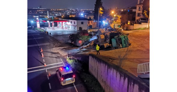 Devrilen Kamyondaki Kağıt Balyalar Yola Saçıldı