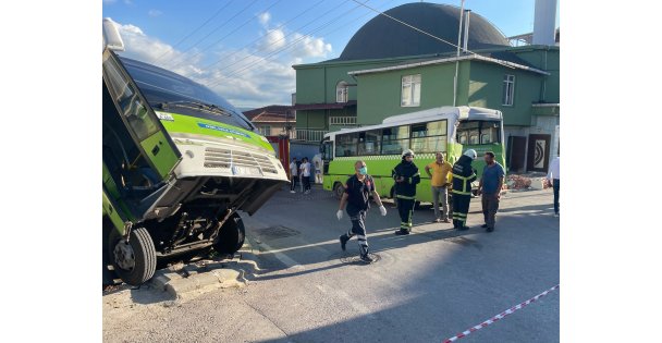 Devrilen midibüsteki 8 yolcu yaralandı