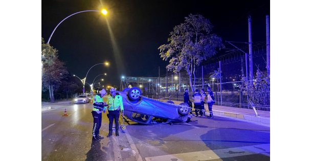 Devrilen otomobildeki yolcu hayatını kaybetti