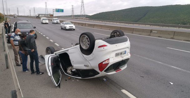 Devrilen otomobilin sürücüsü yaralandı