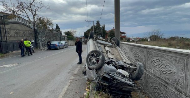 Devrilen otomobilin sürücüsü yaralandı