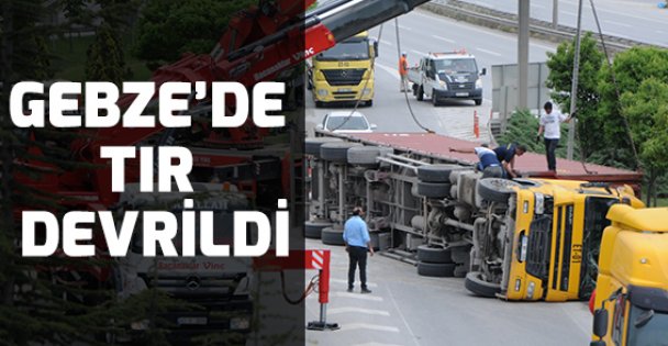 Devrilen tır trafiği aksattı