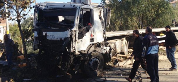 Devrilen TIR'dan sağ çıktı!