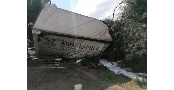 Devrilen Tırın Şoförü Yaralandı