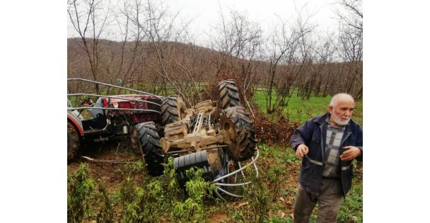 Devrilen traktörün atında kalan sürücüsü yaralandı