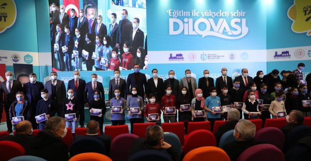 DİLOVASI BELEDİYESİ'NDEN ÖĞRENCİLERE 10 BiN TABLET!