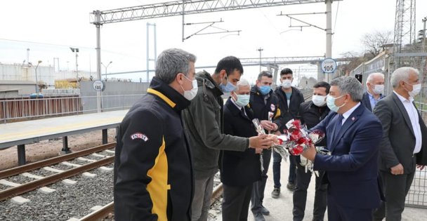 Dilovası'nda ADA Treni çiçeklerle karşılandı
