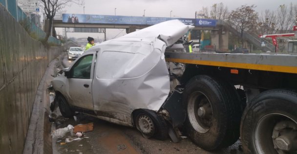 Dilovasında hafif ticari aracın tıra çarpması sonucu 1 kişi yaralandı