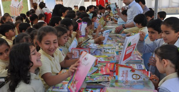 Dilovası'nda kitap fuarı açıldı.