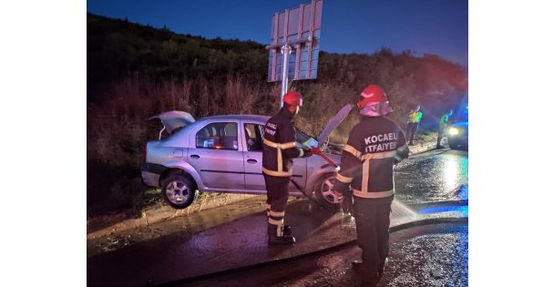 Dilovasında trafik levhasına çarpan otomobil alev aldı