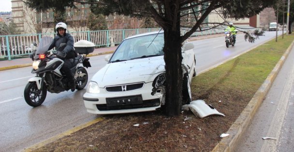 Direksiyon Hakimiyetini Kaybetti Ağaca Çarptı