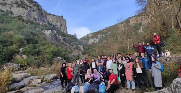Doğada Yürüdüler, 35 Kg Atık Topladılar
