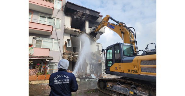 Doğalgaz patlamasında ağır hasar alan binanın yıkımı tamamlandı