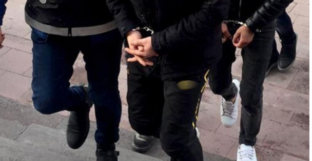 Dolandırıcılık ve cinsel saldırı iddiasıyla tutuklu sanığın yargılanmasına başlandı