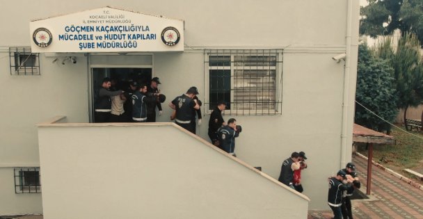 Dolaptan Çıkan Göçmen Kaçakçılarının 21i Tutuklandı