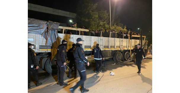 Dorseyi açan polis şoke oldu, 150 düzensiz göçmen çıktı