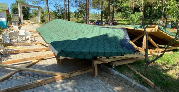 Dua okuyanların üzerine sundurma çöktü: 3 yaralı