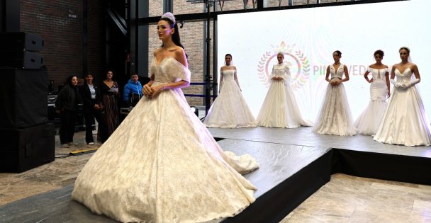 Düğün, kına, kıyafet, davet... Ne ararsan bu fuarda; Evlilik Fuarı'nda gelinlik defilesi büyüledi