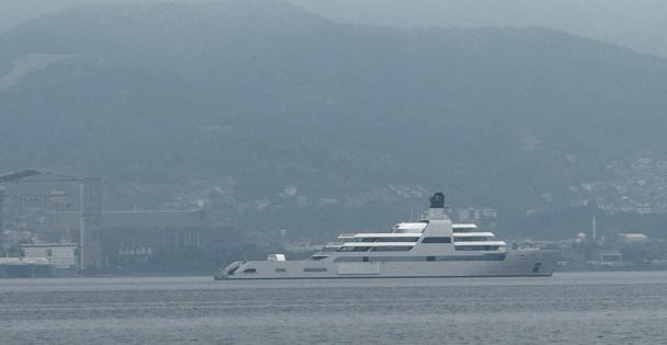 Dünyanın en büyükleri arasında, İzmit Körfezine demir attı