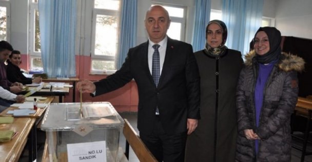 Bıyık oyunu kullandı