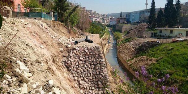 Duvar çalışması yapılıyor