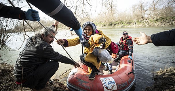 Düzensiz göçmenler Meriç Nehri'ni aşmaya çalışıyor.