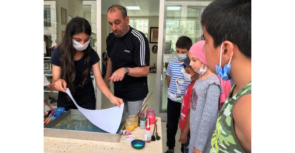 Ebru tutkusunu eşiyle açtığı atölyede gençlere aşılıyor