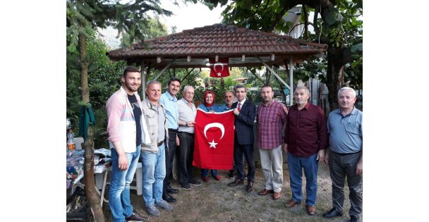 Ekinci, köylerde Türk bayrağı dağıttı
