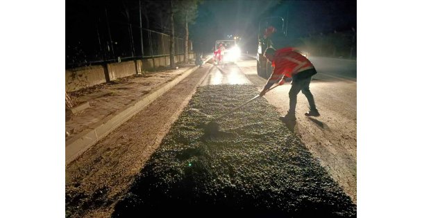 Ekipler, Gece Yarısı Yollarda Asfalt Yama Yapıyor