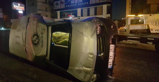 Ekmek dağıtım aracı yan yattı!