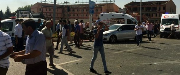 Elazığ'da emniyete bombalı araçla saldırı: 5 şehit
