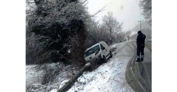 Elektrik direğine çarpan araç 11 mahalleyi elektiriksiz bıraktı