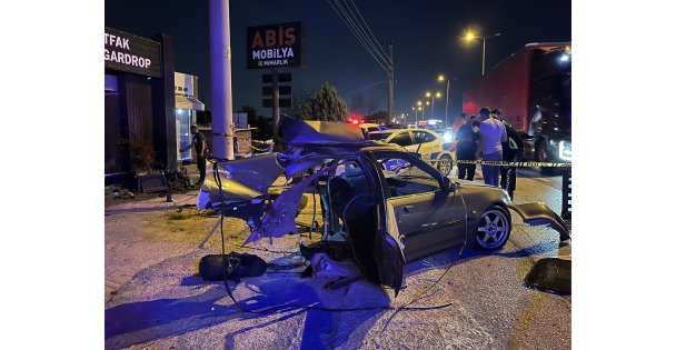 Elektrik Direğine Çarpan Otomobil İkiye Bölündü: 1 Ölü, 1 Yaralı