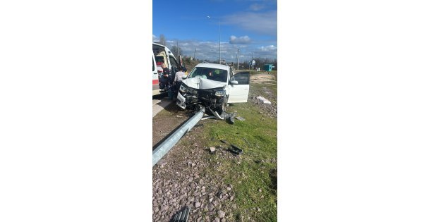 Elektrik direğine çarpan otomobilin sürücüsü ağır yaralandı