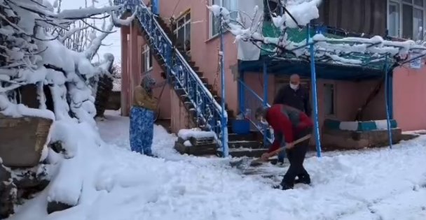 Eline Küreği Aldı, Vatandaşın Kapısını Temizledi